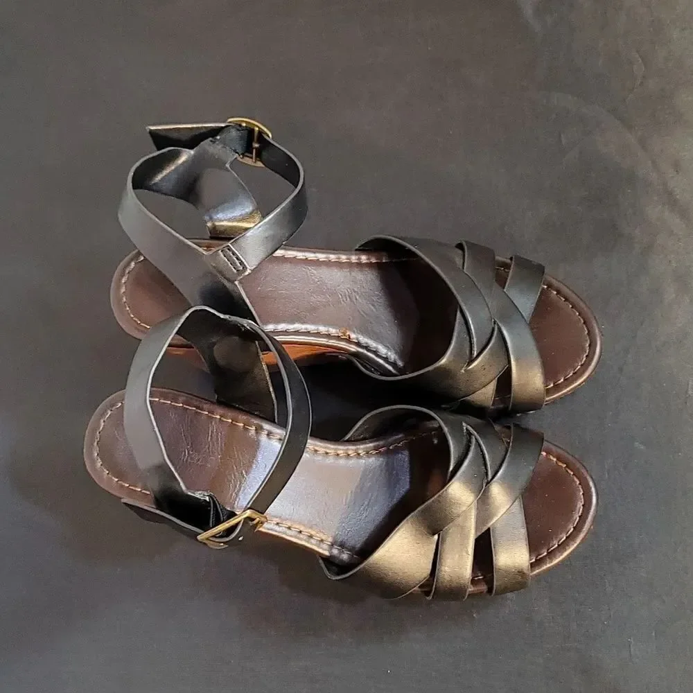 CITYCLASSIFIED ANKLE STRAP ADJUSTABLE BUCK CRISSCROSS OPEN TOE WEDGE SANDAL